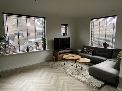 Houten jaloezieën in combinatie met een visgraat pvc vloer