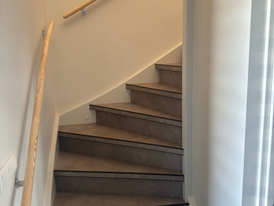 Trap en bovenverdieping met beton look pvc