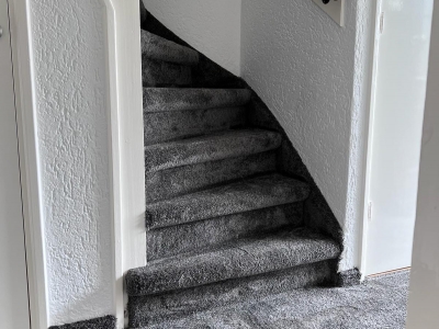 Boven verdieping incl trap met tapijt