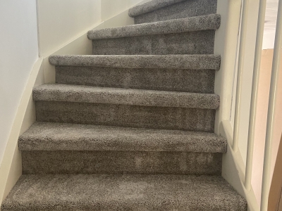 Bovenverdieping & trap gestoffeerd met tapijt