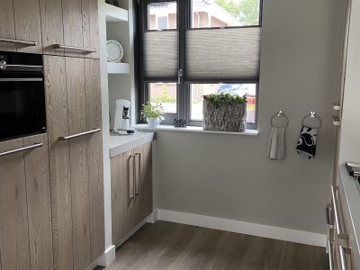 Pvc vloer en plissés gordijnen gemonteerd