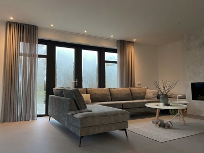 Moderne raamdecoratie voor familie de Jong