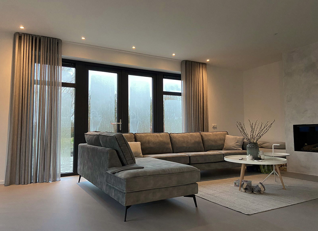 Moderne raamdecoratie voor familie de Jong