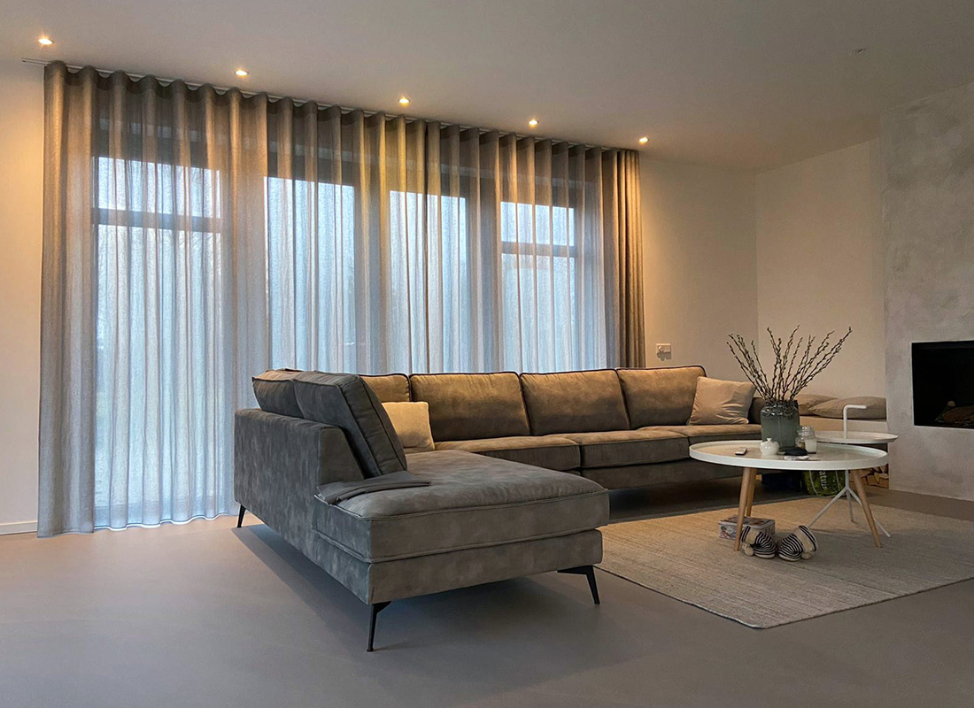 Moderne raamdecoratie voor familie de Jong