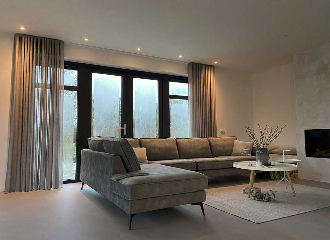 Moderne raamdecoratie voor familie de Jong