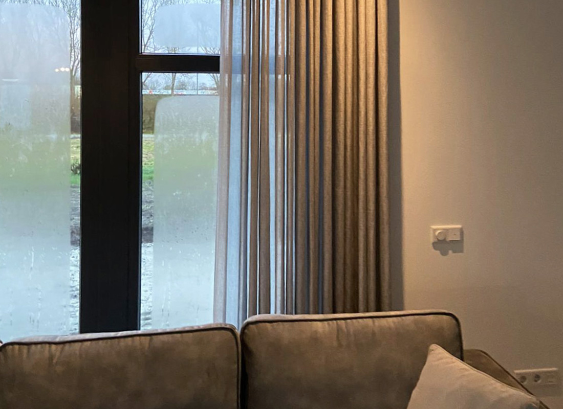 Moderne raamdecoratie voor familie de Jong