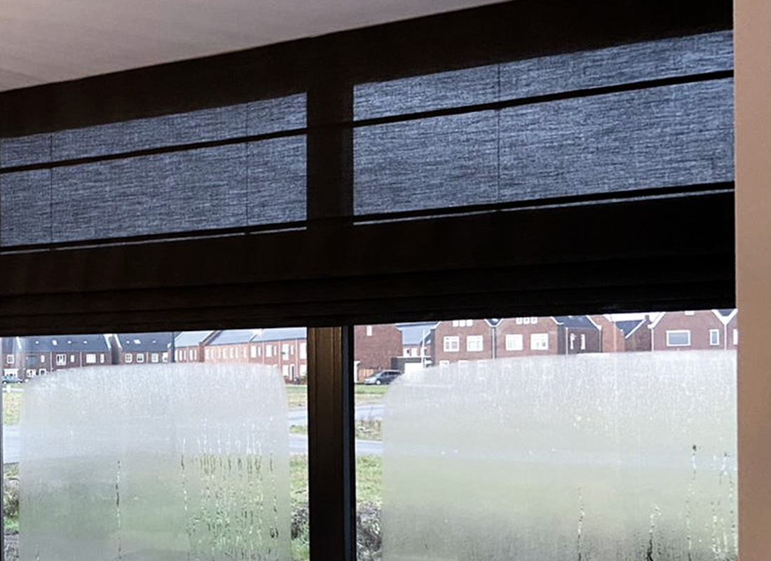 Moderne raamdecoratie voor familie de Jong