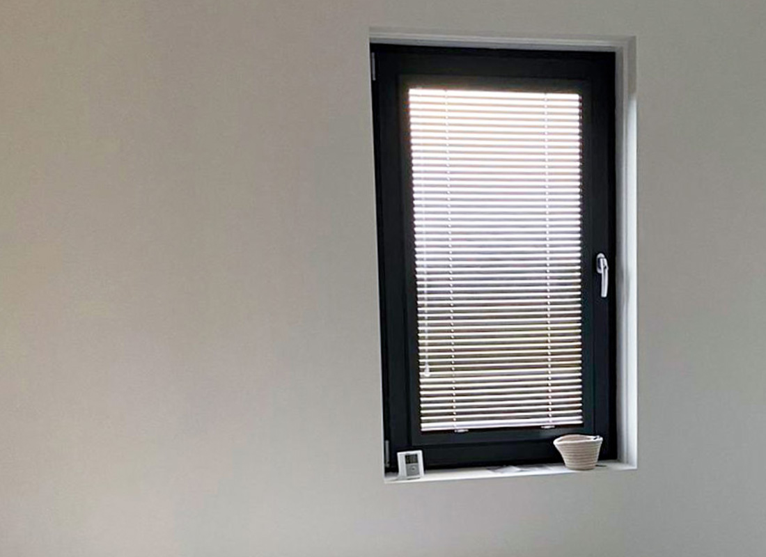 Moderne raamdecoratie voor familie de Jong