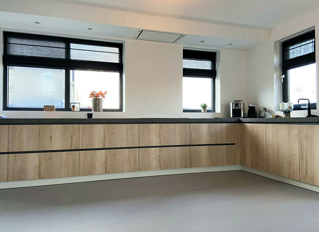 Moderne raamdecoratie voor familie de Jong