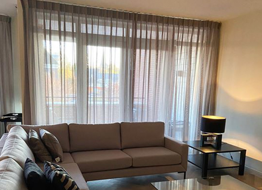 Moderne inbetweens met strakke plooi