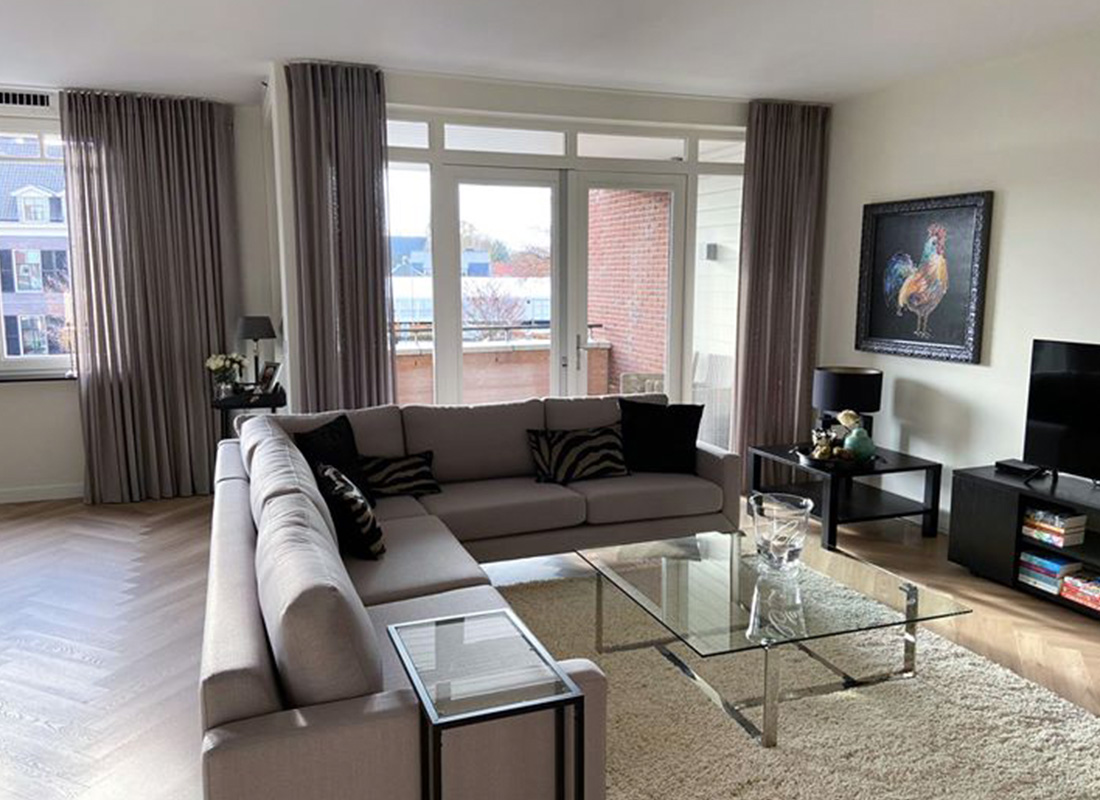 Moderne inbetweens met strakke plooi