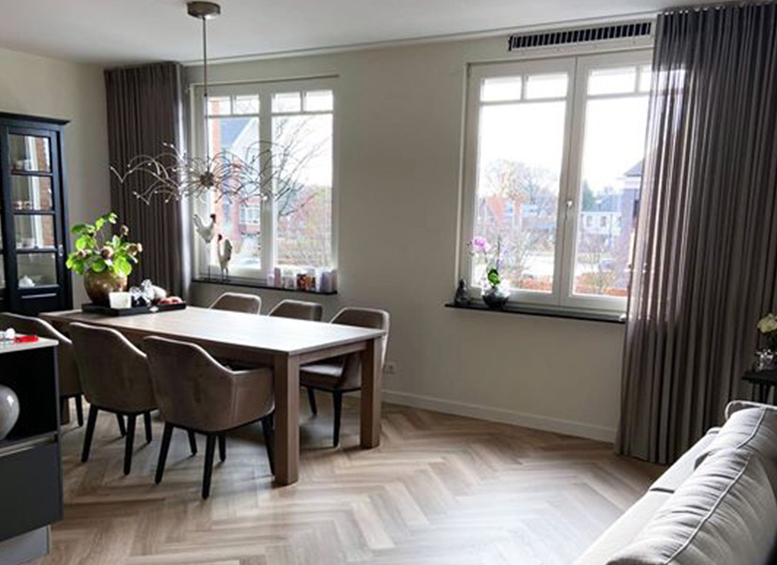 Moderne inbetweens met strakke plooi