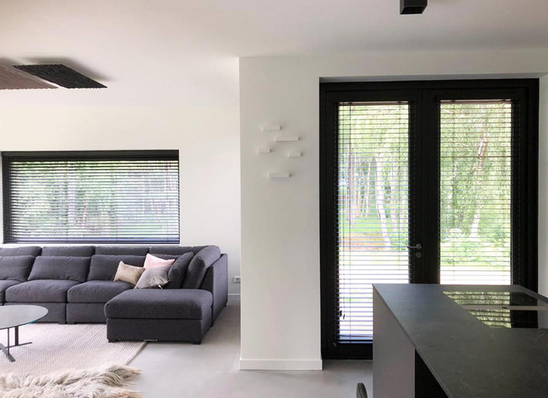 Woning voorzien van functionele raamdecoratie