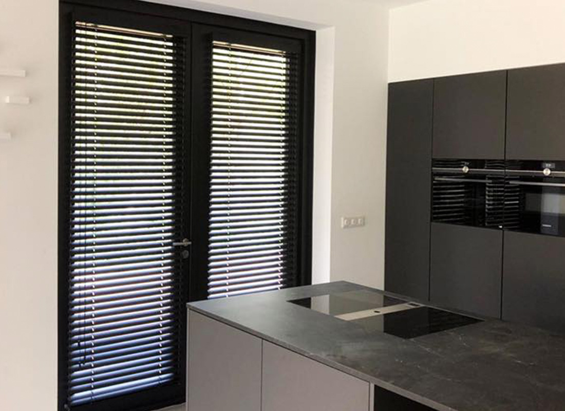 Woning voorzien van functionele raamdecoratie