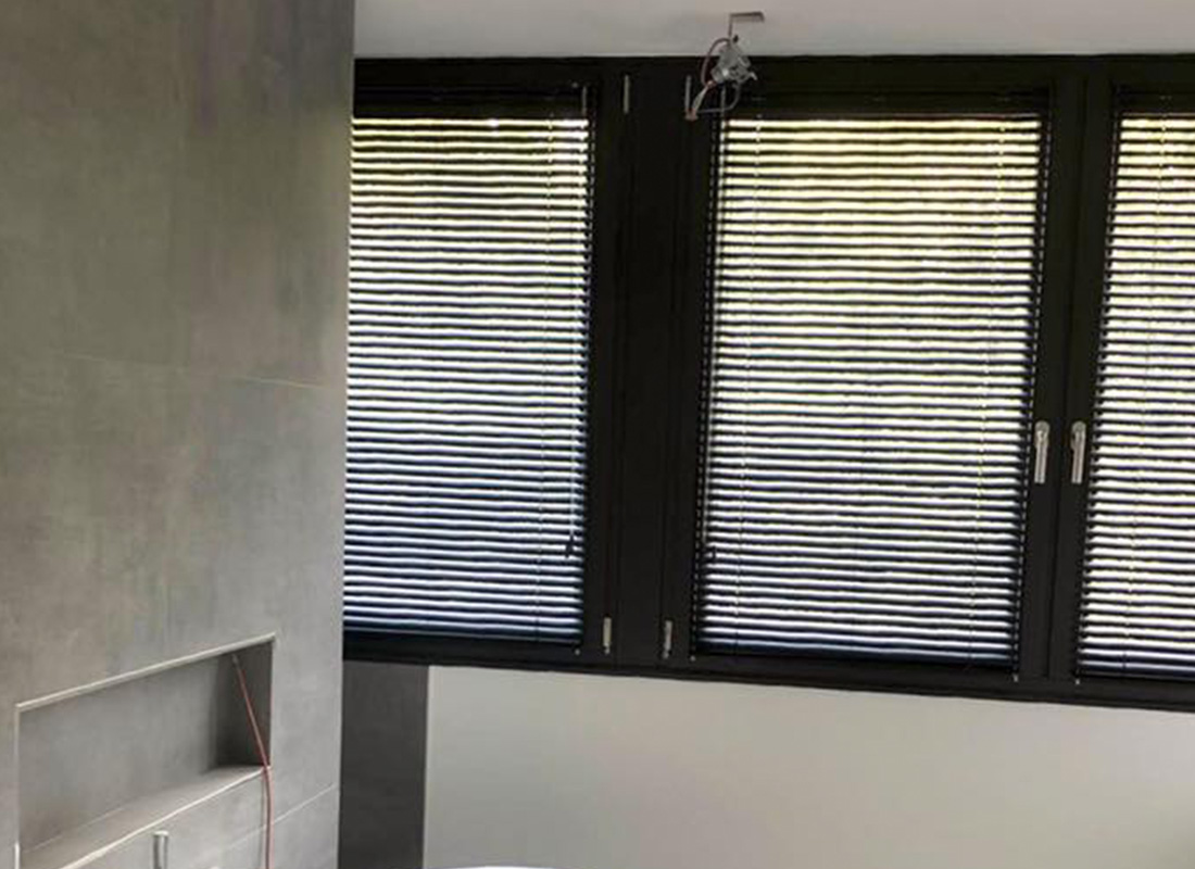 Woning voorzien van functionele raamdecoratie