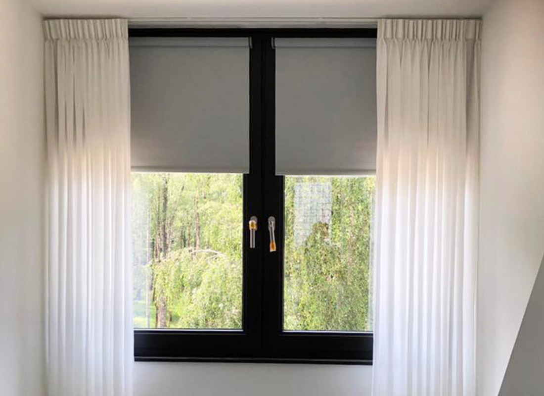 Woning voorzien van functionele raamdecoratie
