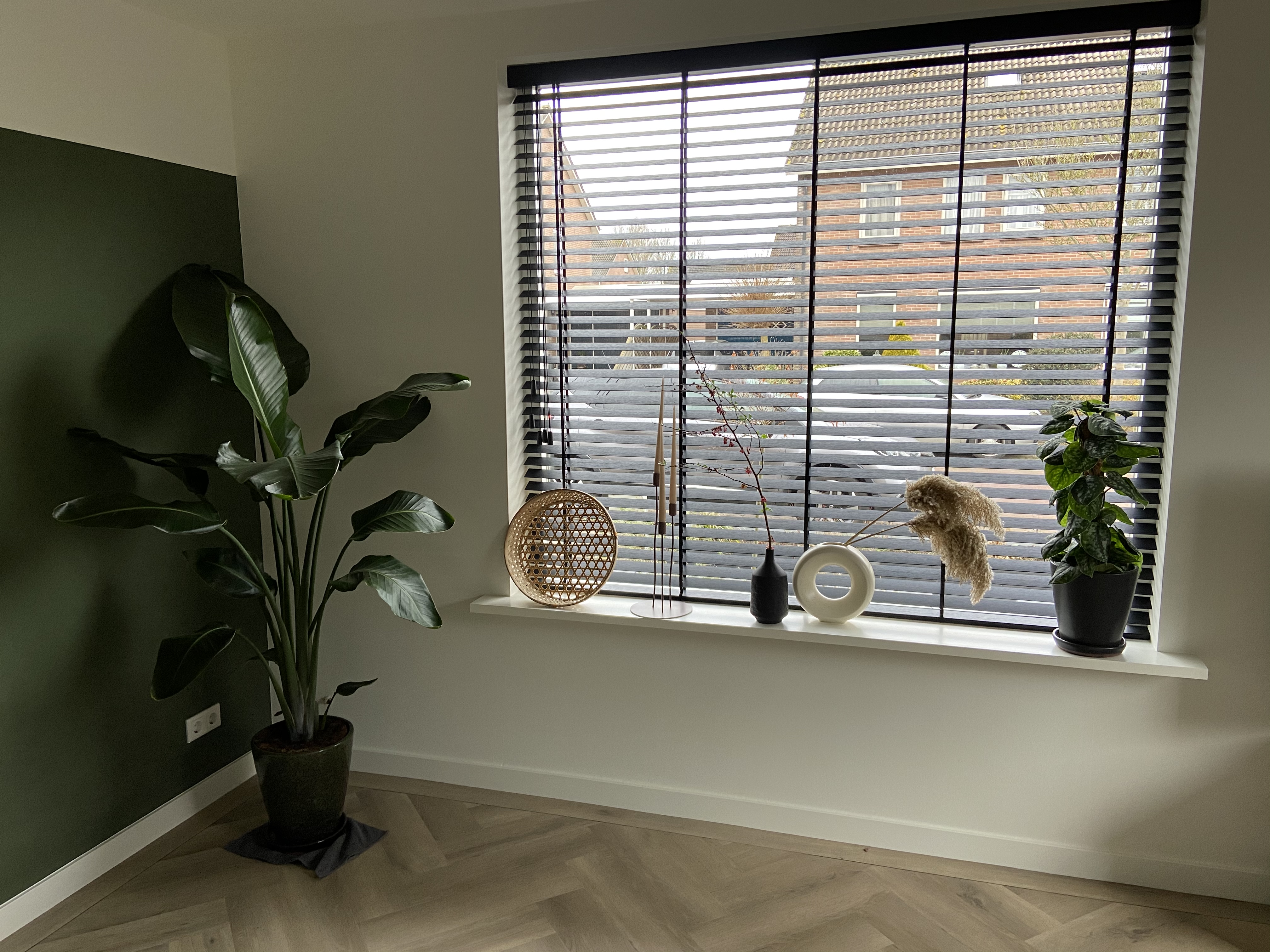 Houten jaloezieën in combinatie met een visgraat pvc vloer