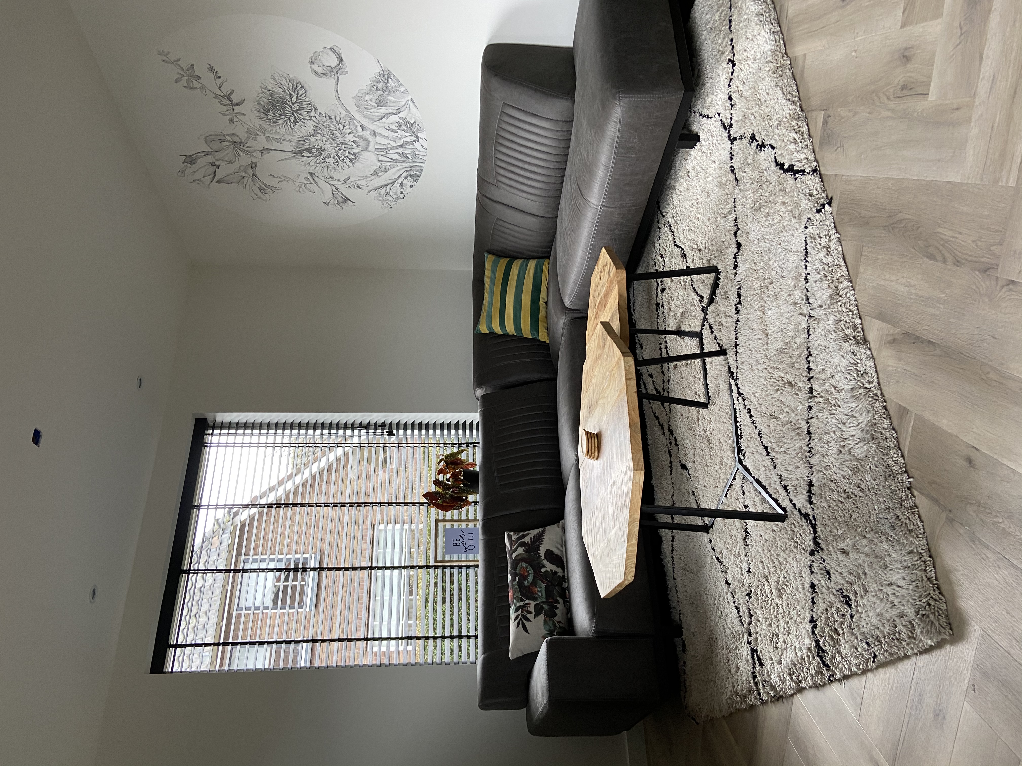 Houten jaloezieën in combinatie met een visgraat pvc vloer