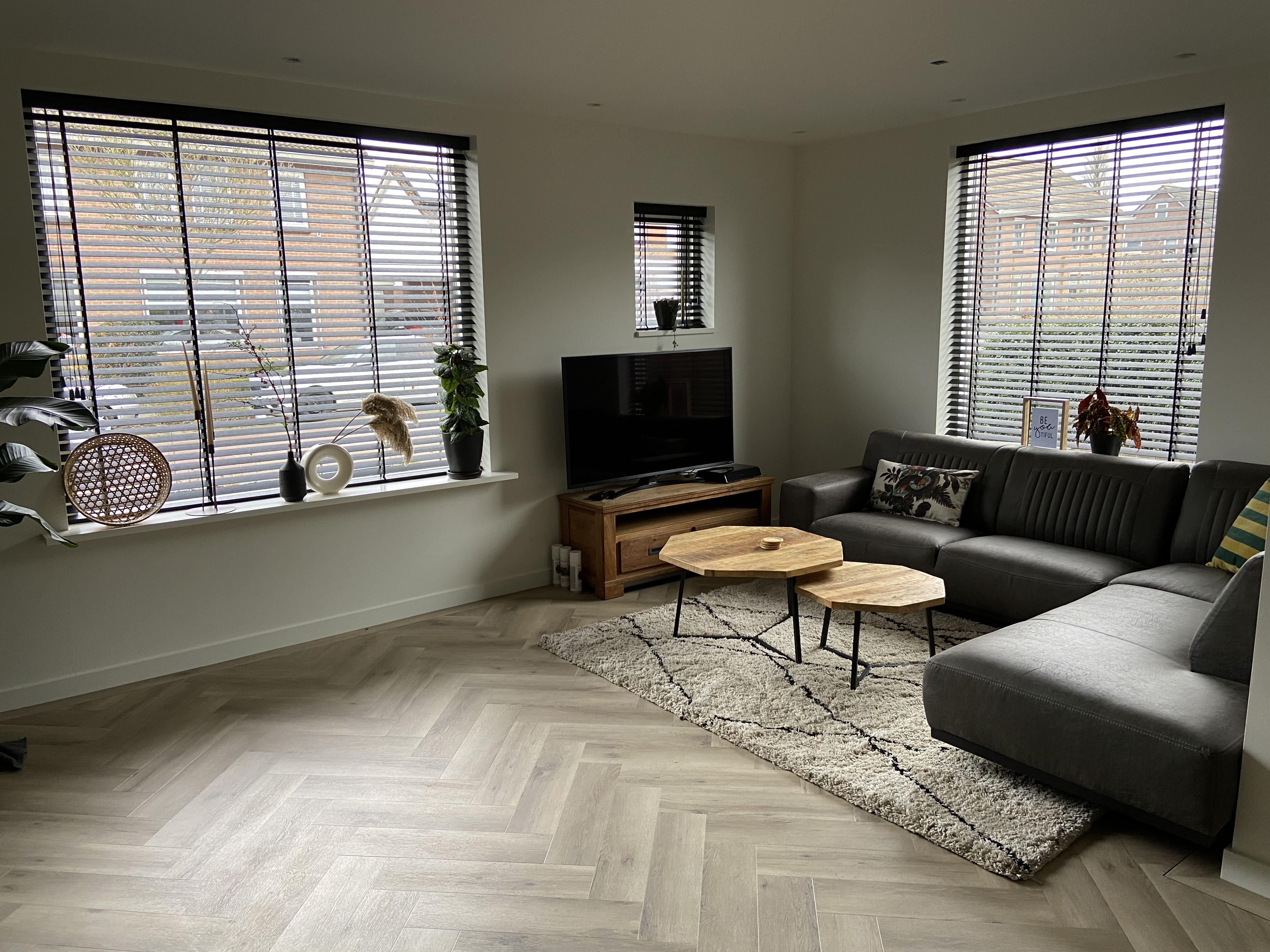 Houten jaloezieën in combinatie met een visgraat pvc vloer