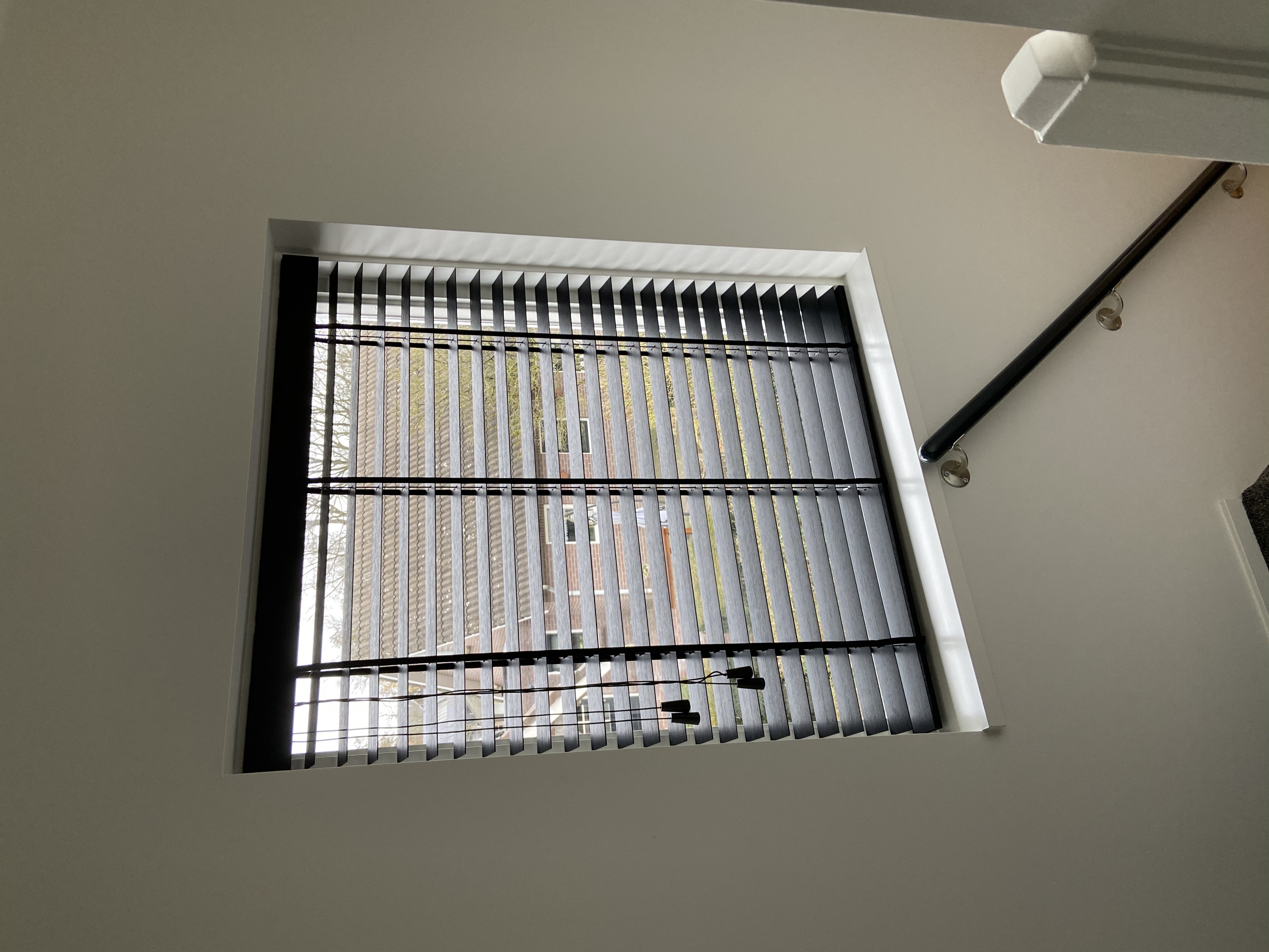 Houten jaloezieën in combinatie met een visgraat pvc vloer