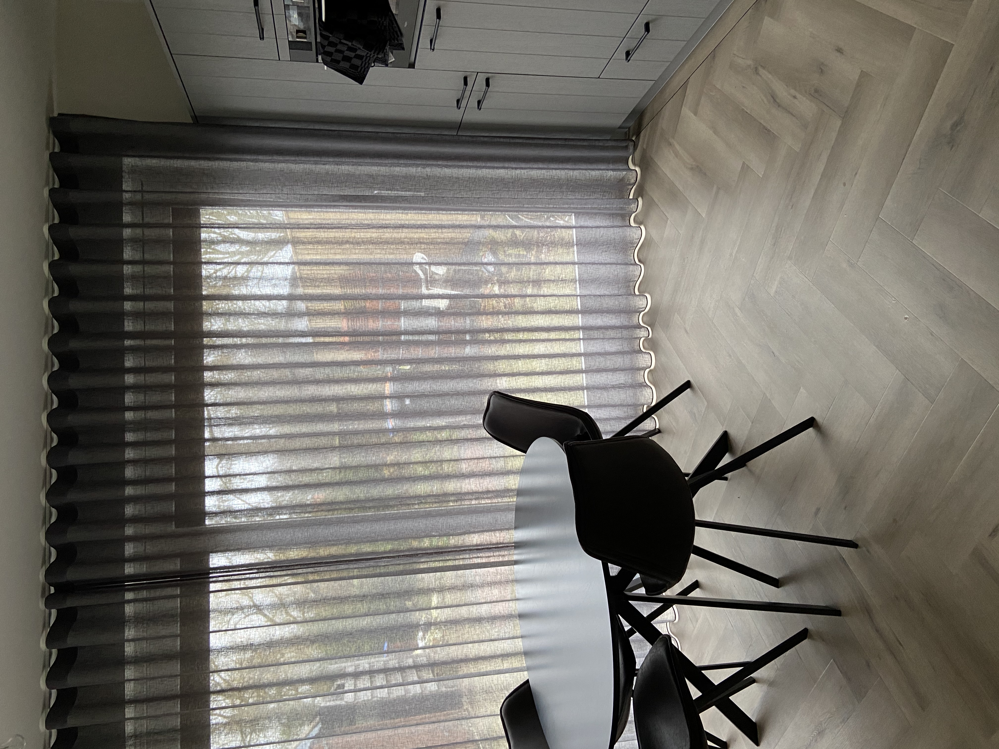 Houten jaloezieën in combinatie met een visgraat pvc vloer