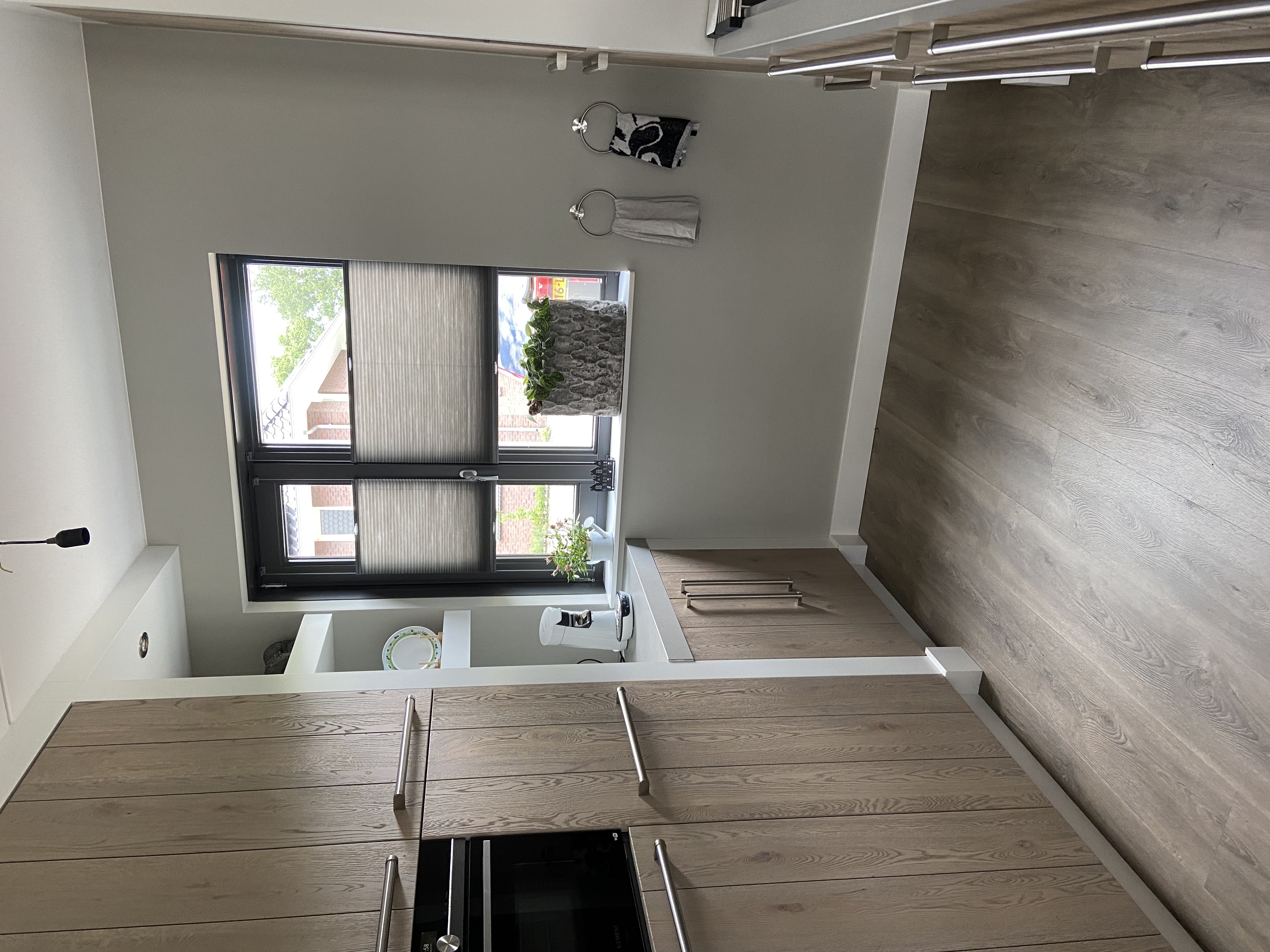 Pvc vloer en plissés gordijnen gemonteerd