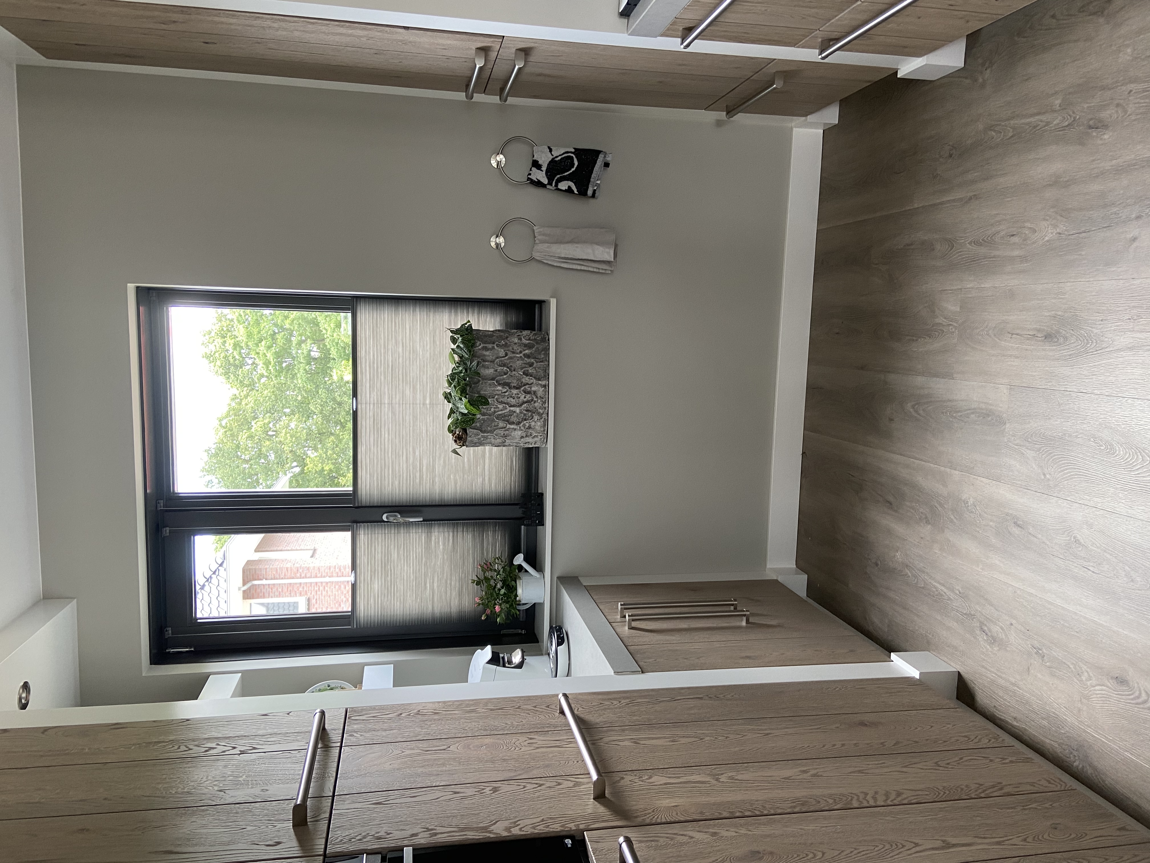 Pvc vloer en plissés gordijnen gemonteerd