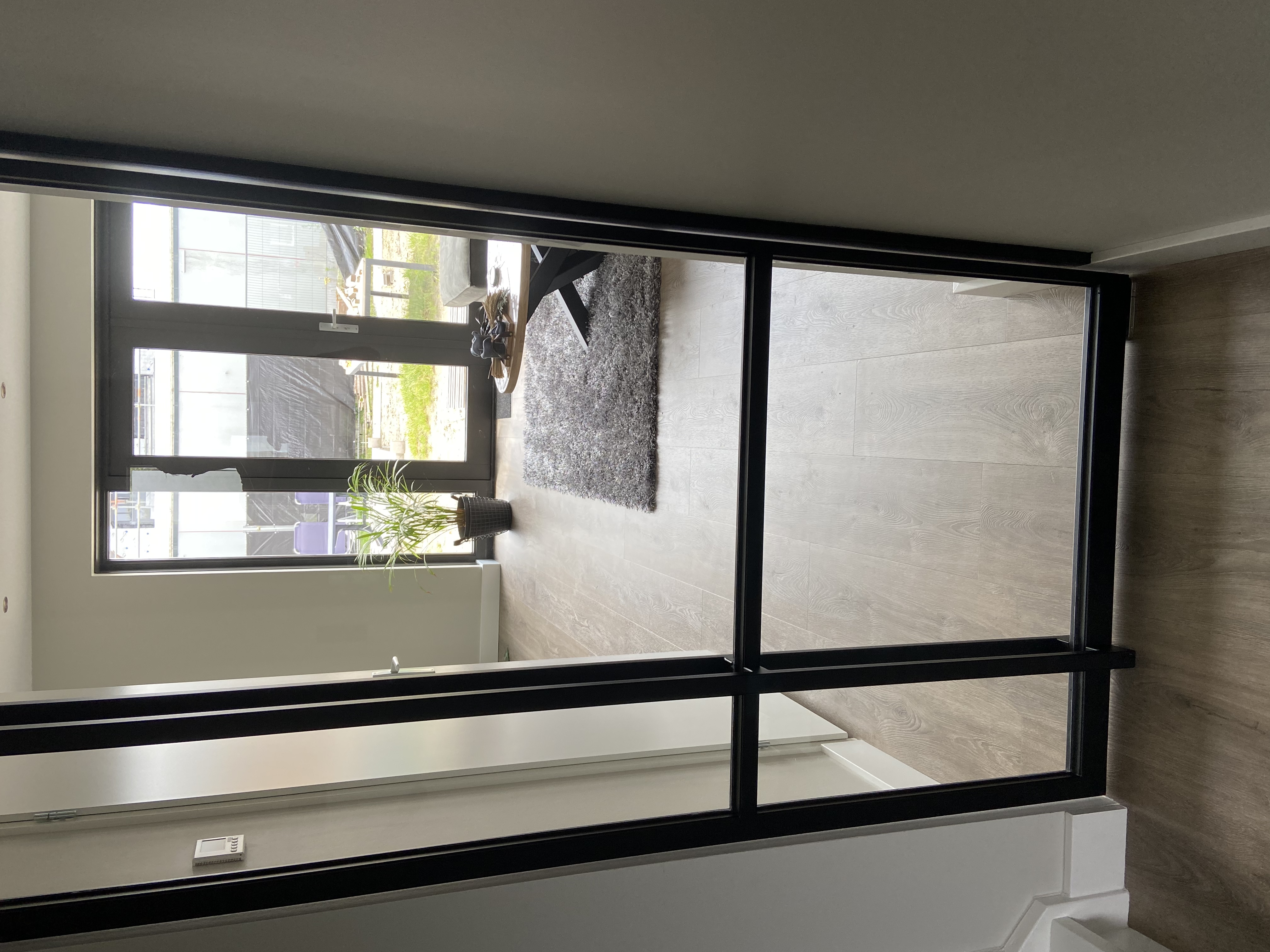 Pvc vloer en plissés gordijnen gemonteerd