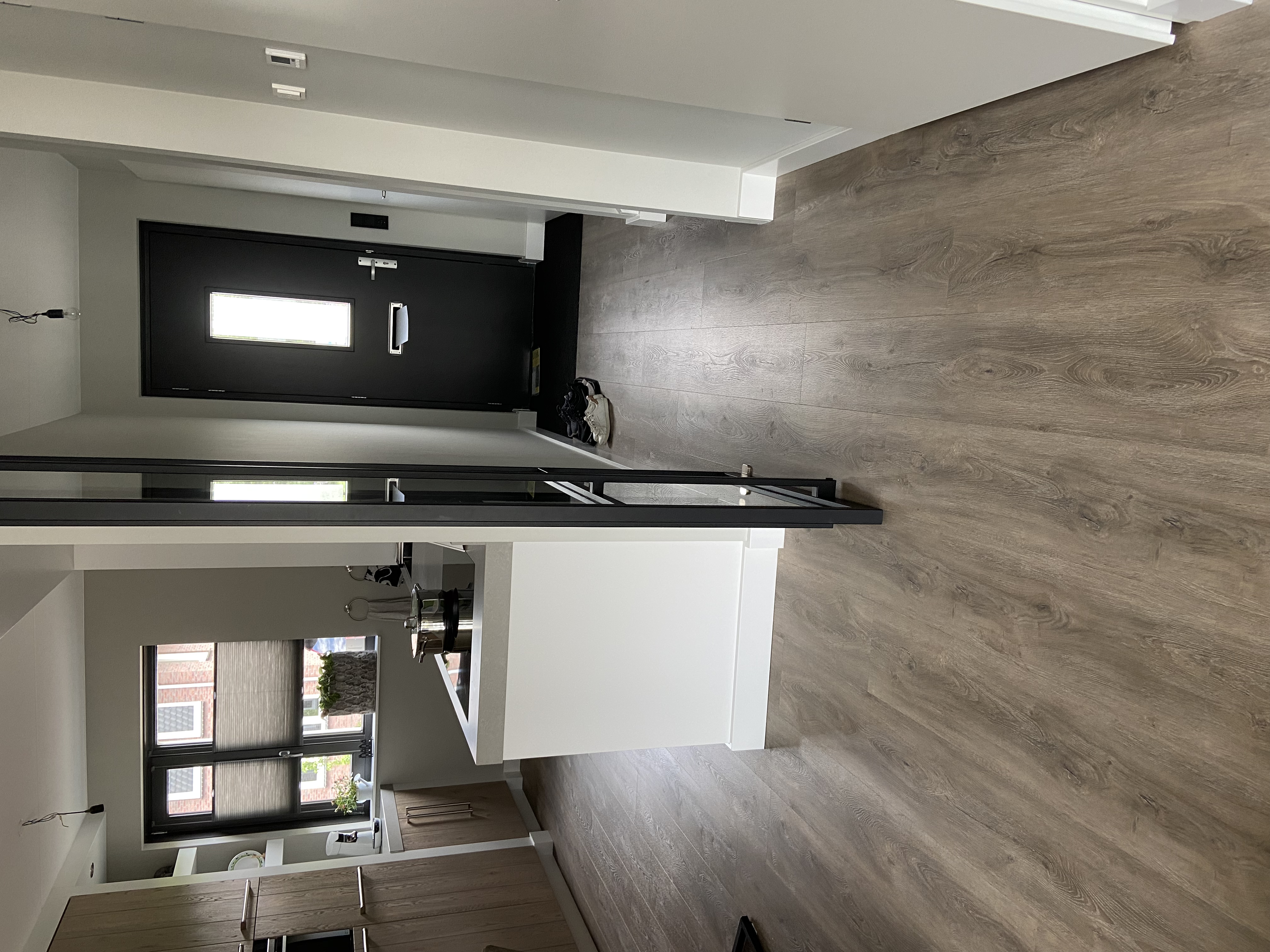 Pvc vloer en plissés gordijnen gemonteerd