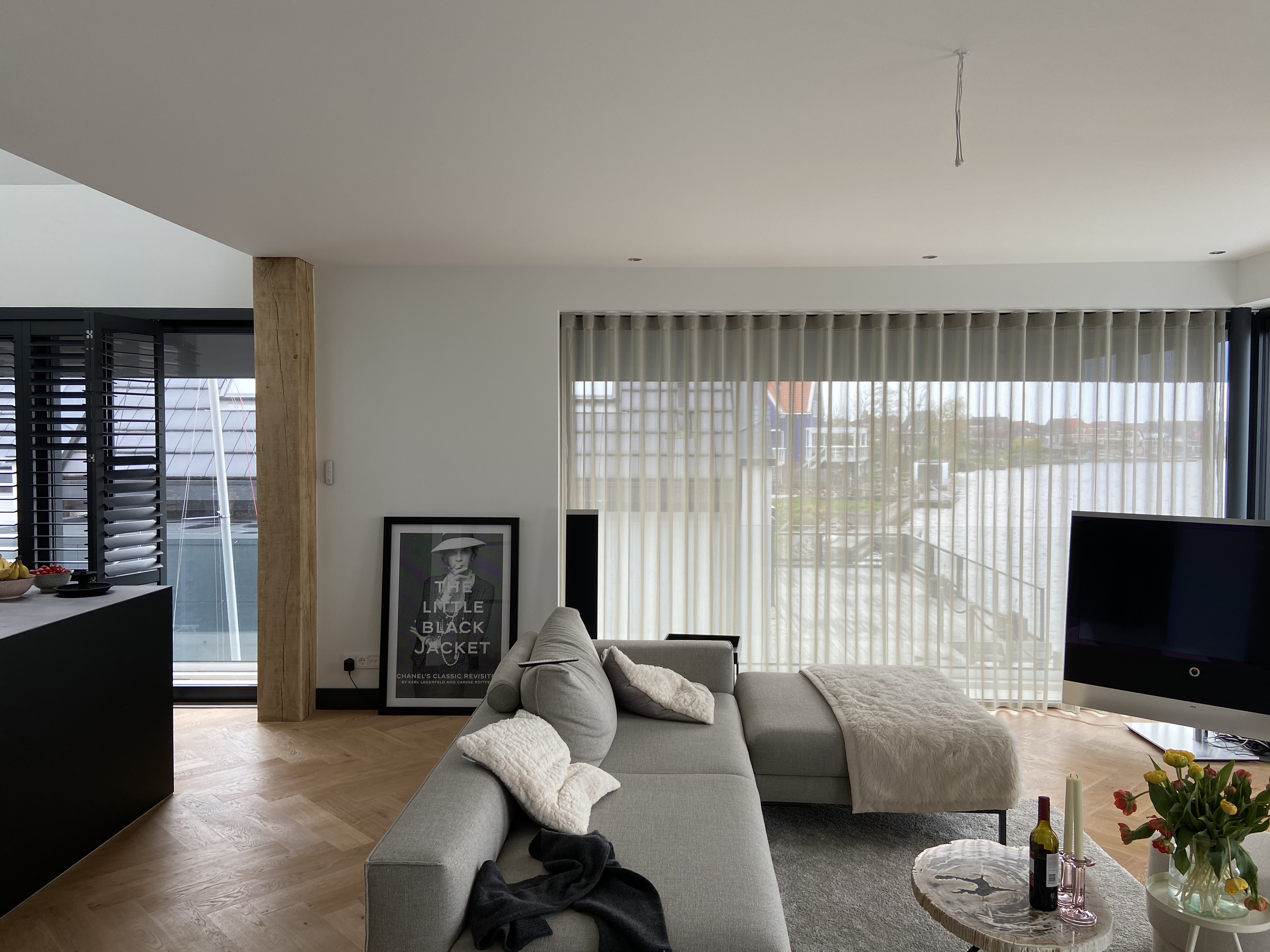 Op een prachtige locatie in Grafhorst mooie gordijnen gemonteerd