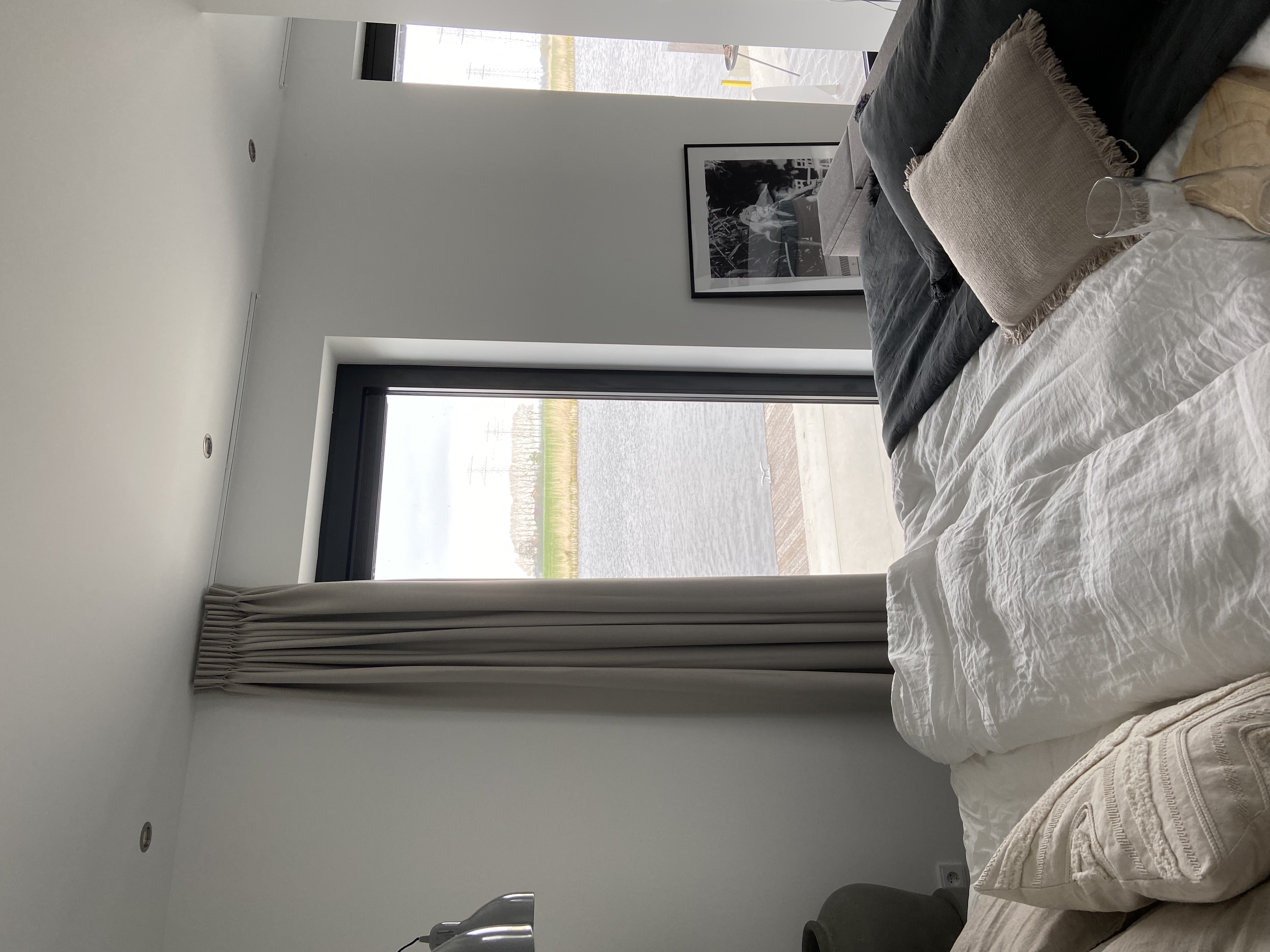 Op een prachtige locatie in Grafhorst mooie gordijnen gemonteerd