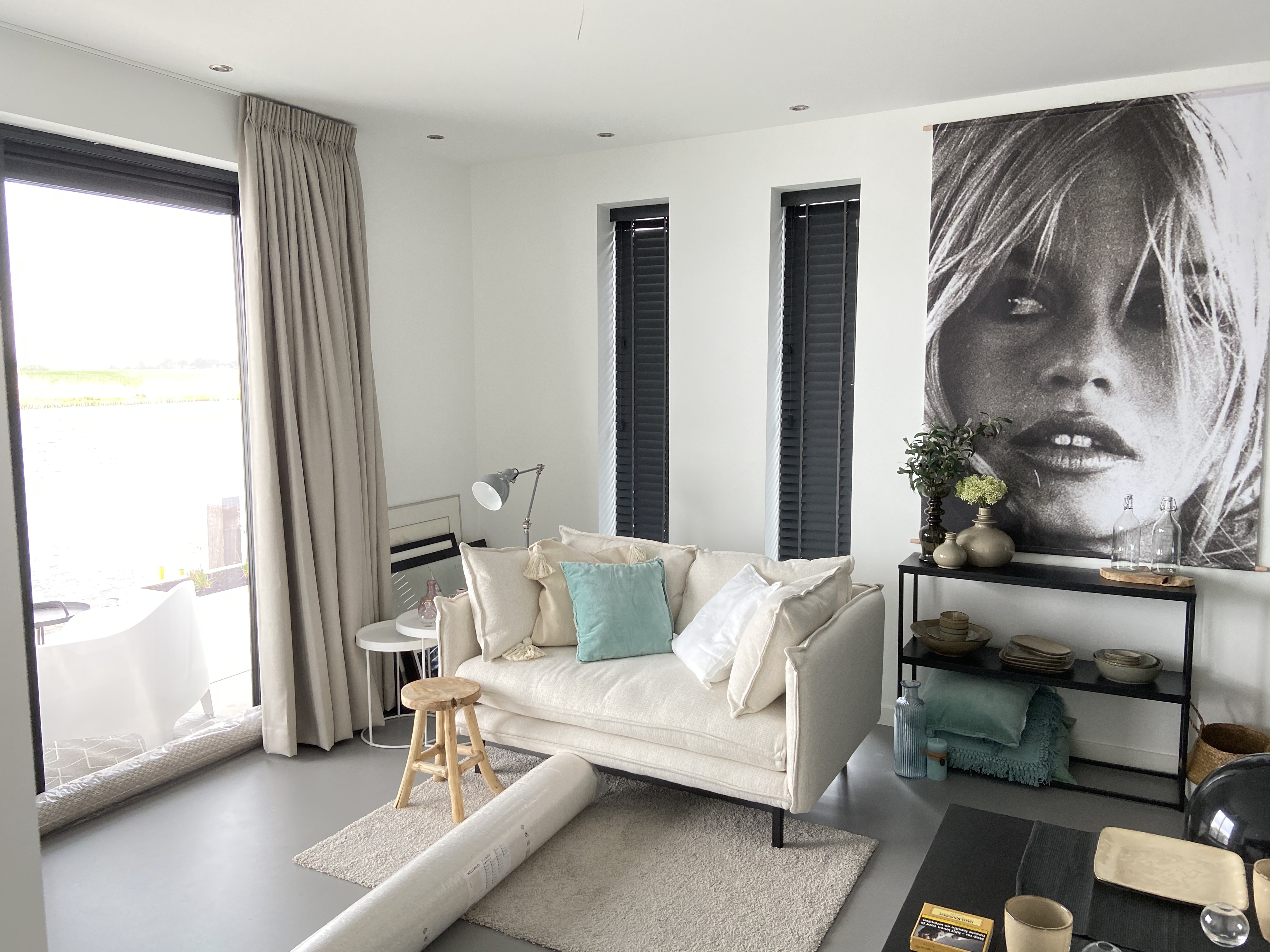 Op een prachtige locatie in Grafhorst mooie gordijnen gemonteerd