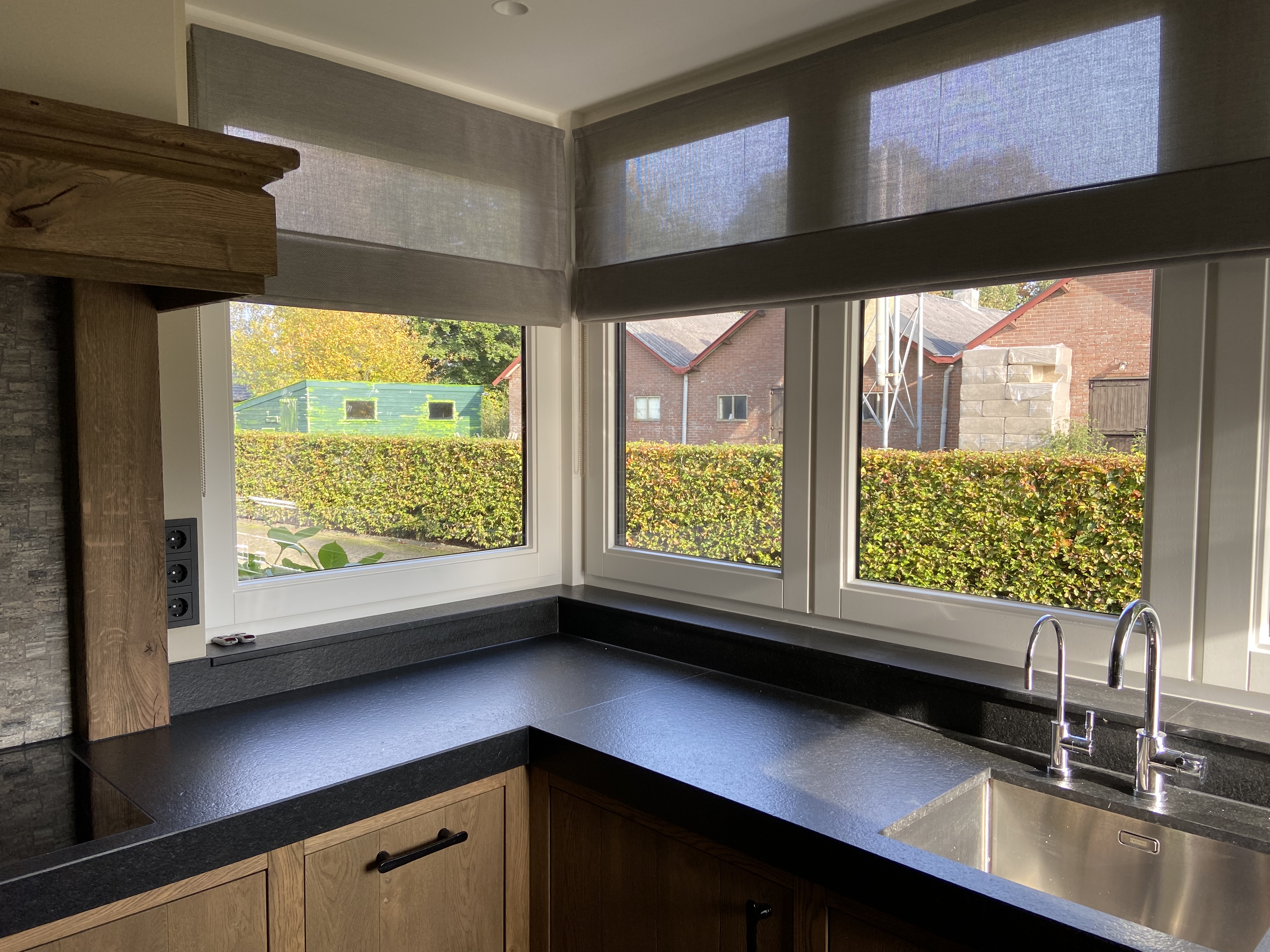 Vouwgordijnen in een woonkeuken