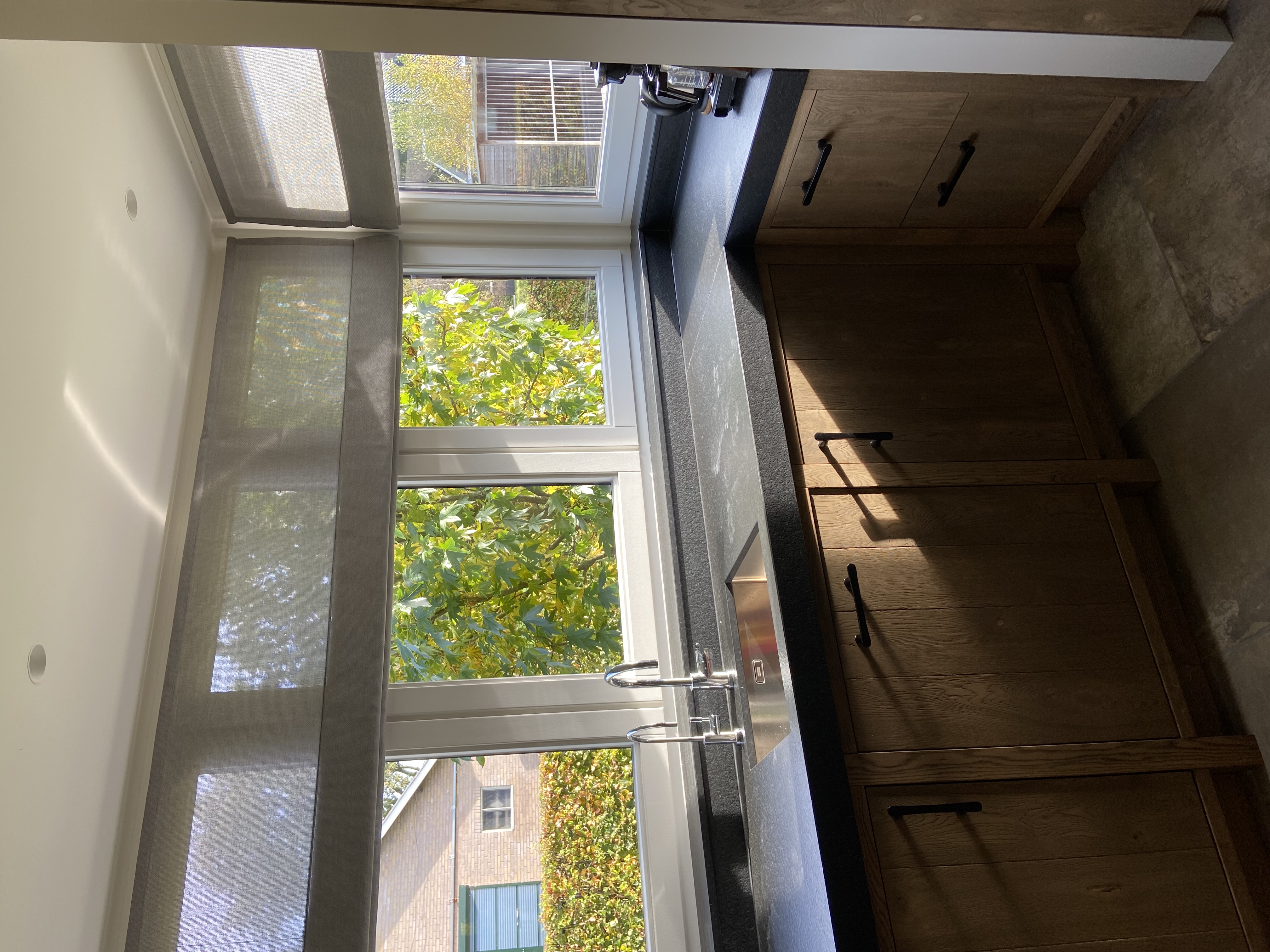 Vouwgordijnen in een woonkeuken