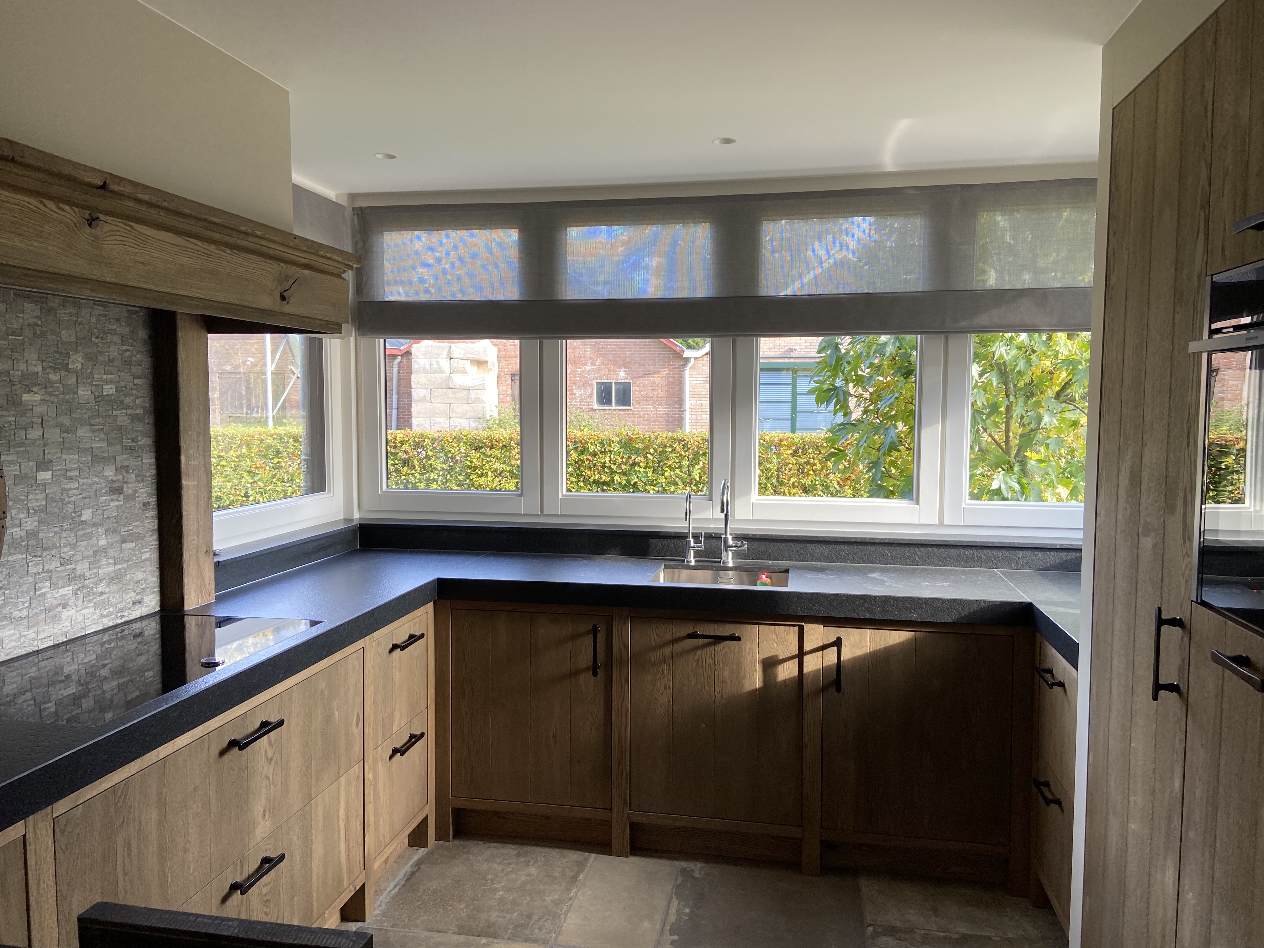 Vouwgordijnen in een woonkeuken