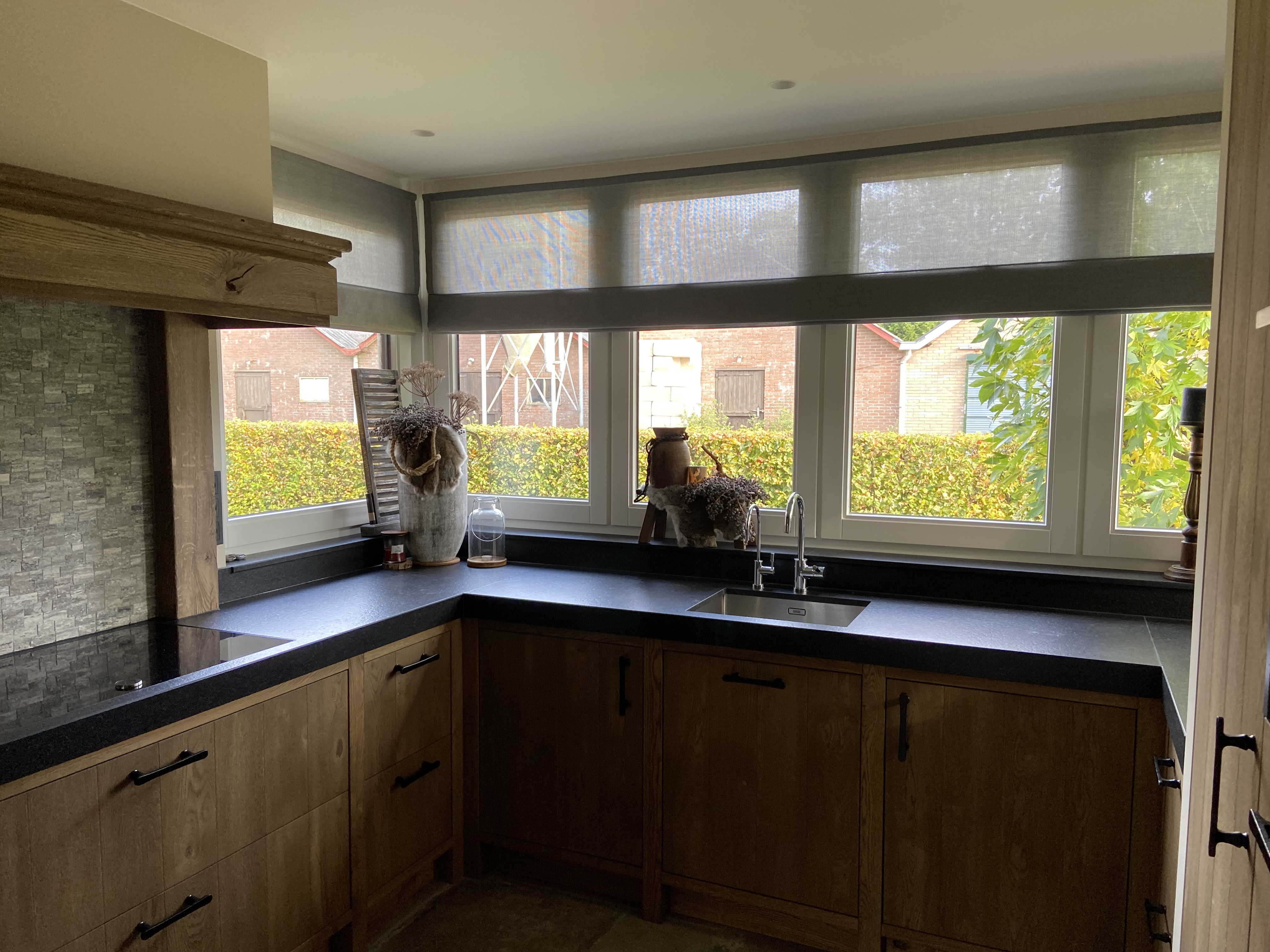 Vouwgordijnen in een woonkeuken