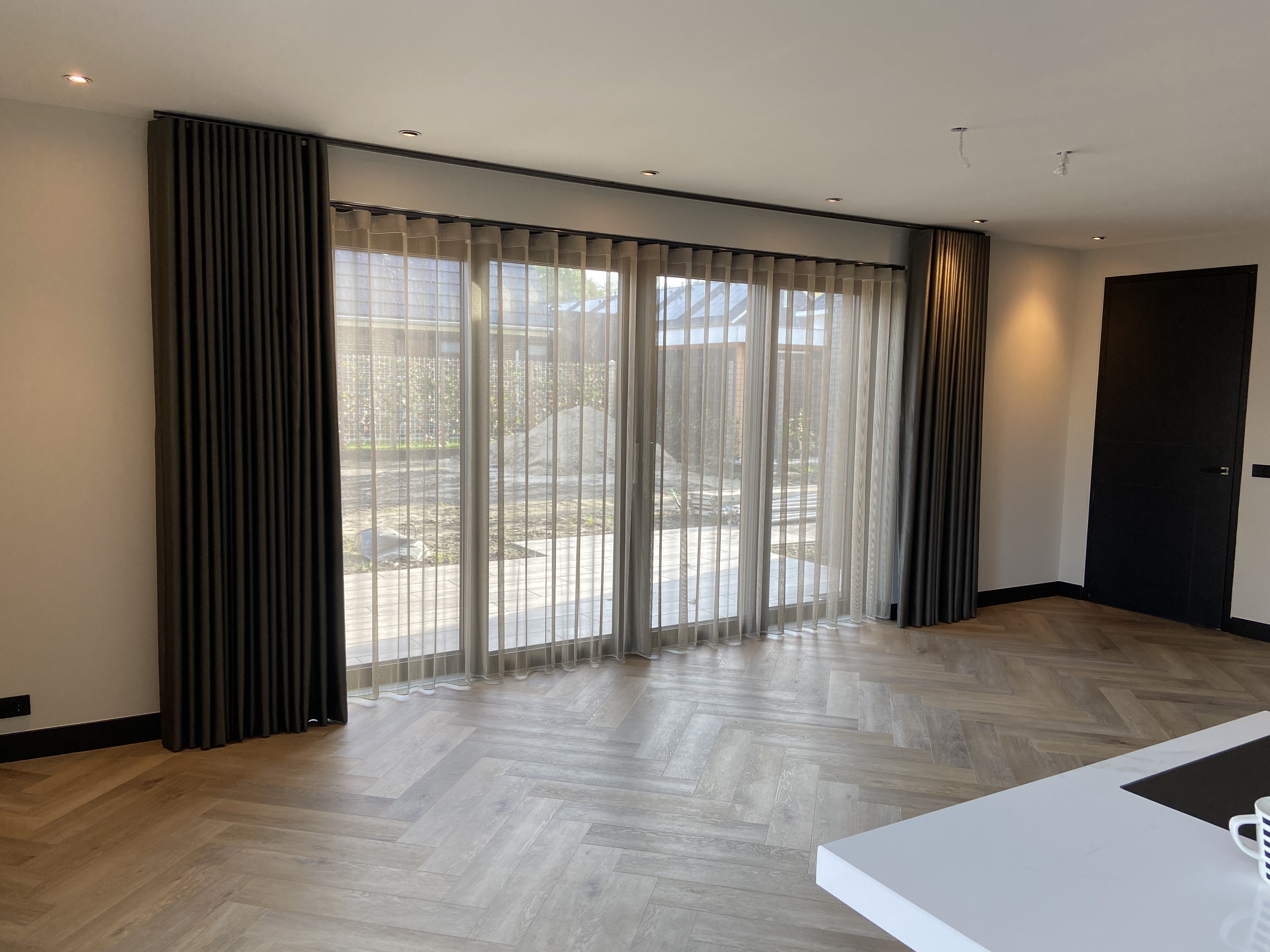 Visgraat vloer, overgordijnen en vitrages