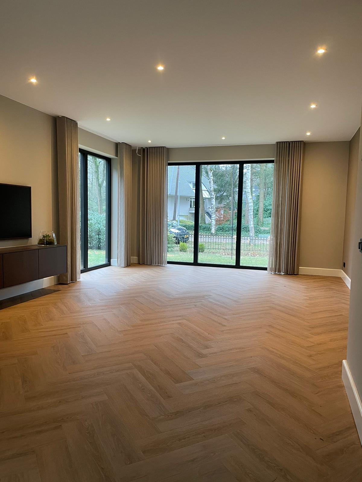 Visgraat pvc vloer en Inbetweens in Wezep