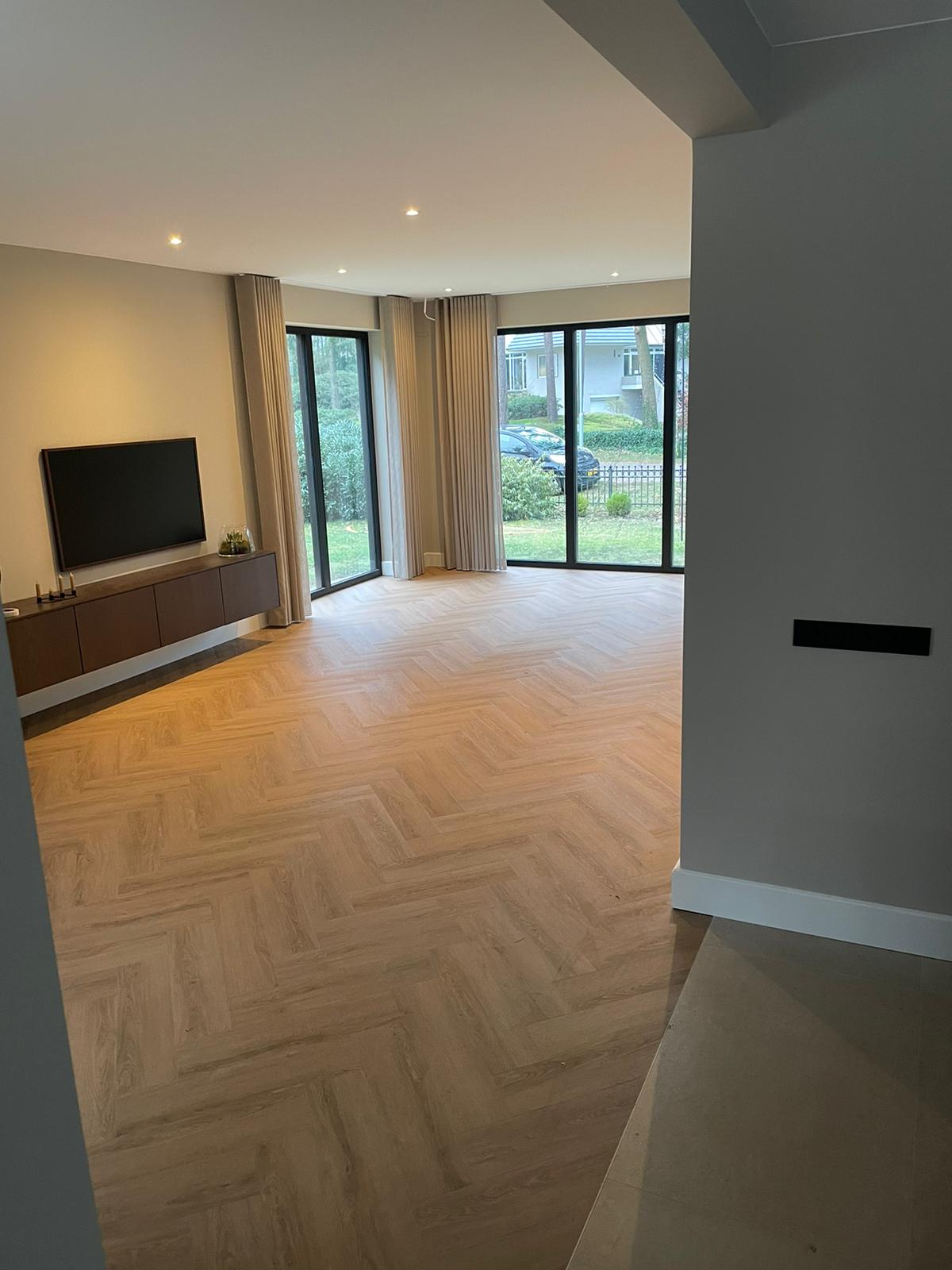 Visgraat pvc vloer en Inbetweens in Wezep