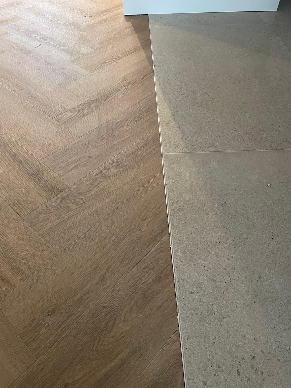 Visgraat pvc vloer en Inbetweens in Wezep