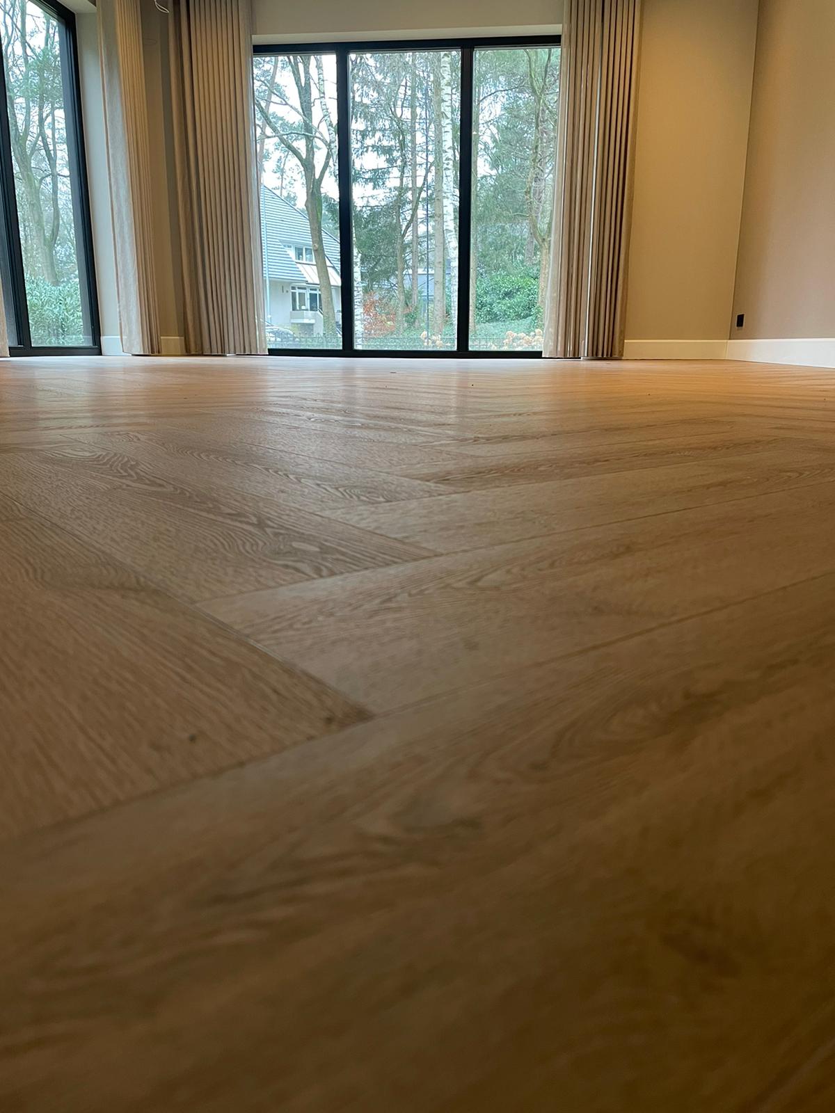 Visgraat pvc vloer en Inbetweens in Wezep