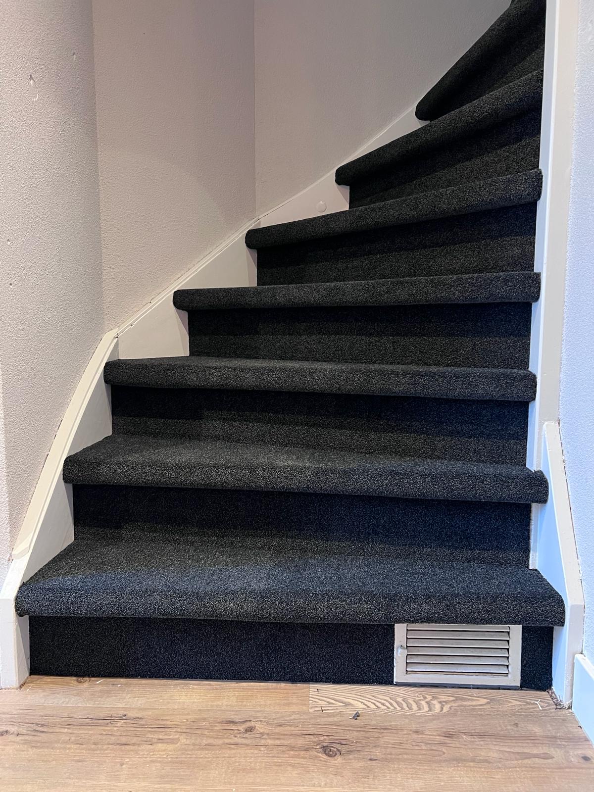 Trap met tapijt in Garderen