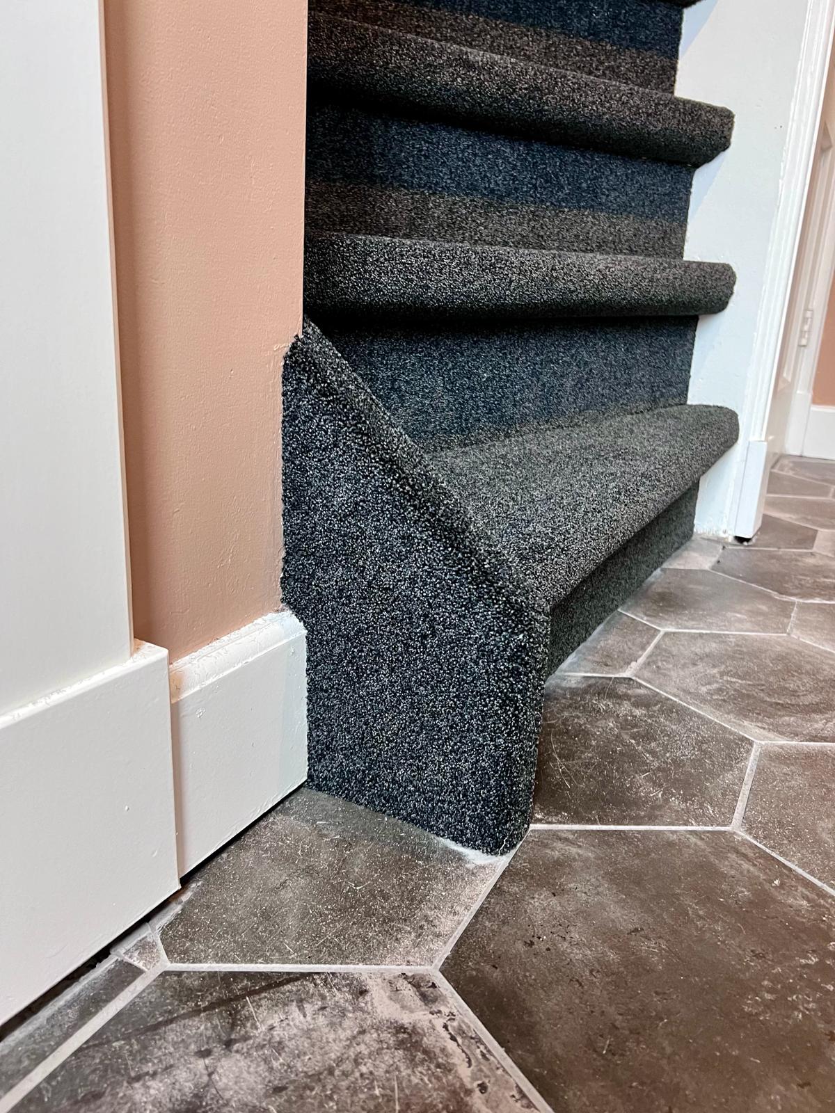 Dichte trap met zijkanten