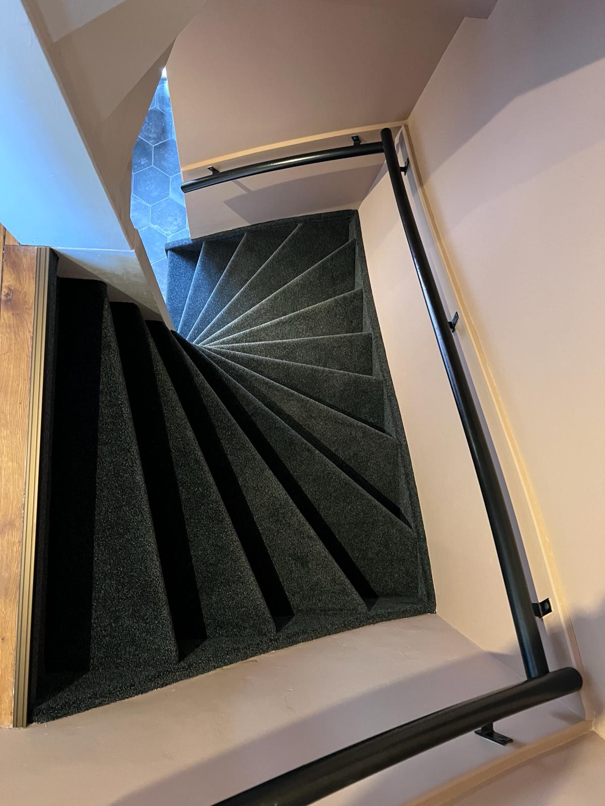 Dichte trap met zijkanten