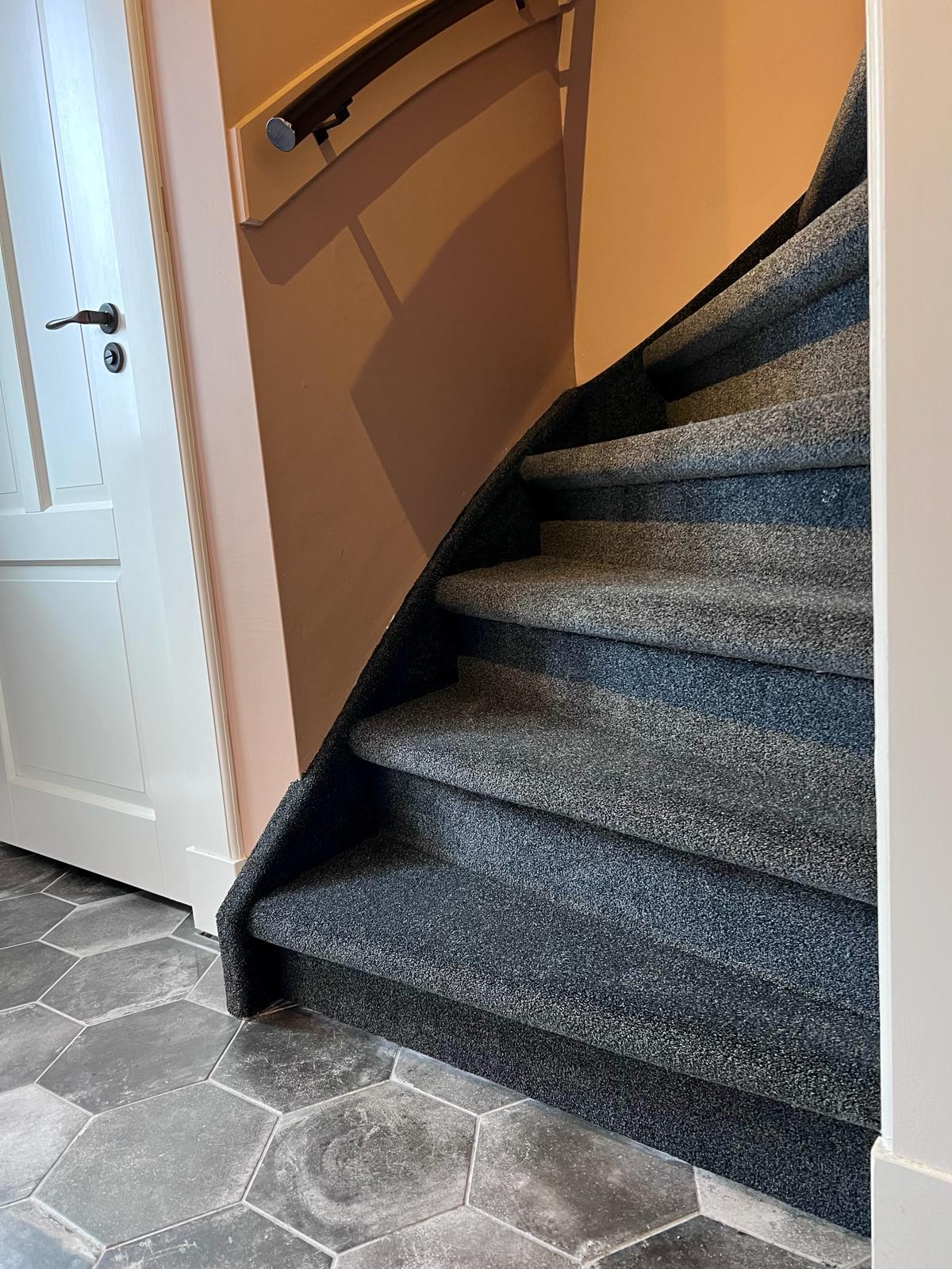 Dichte trap met zijkanten