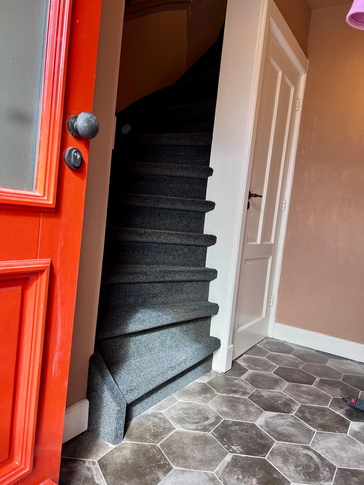 Dichte trap met zijkanten