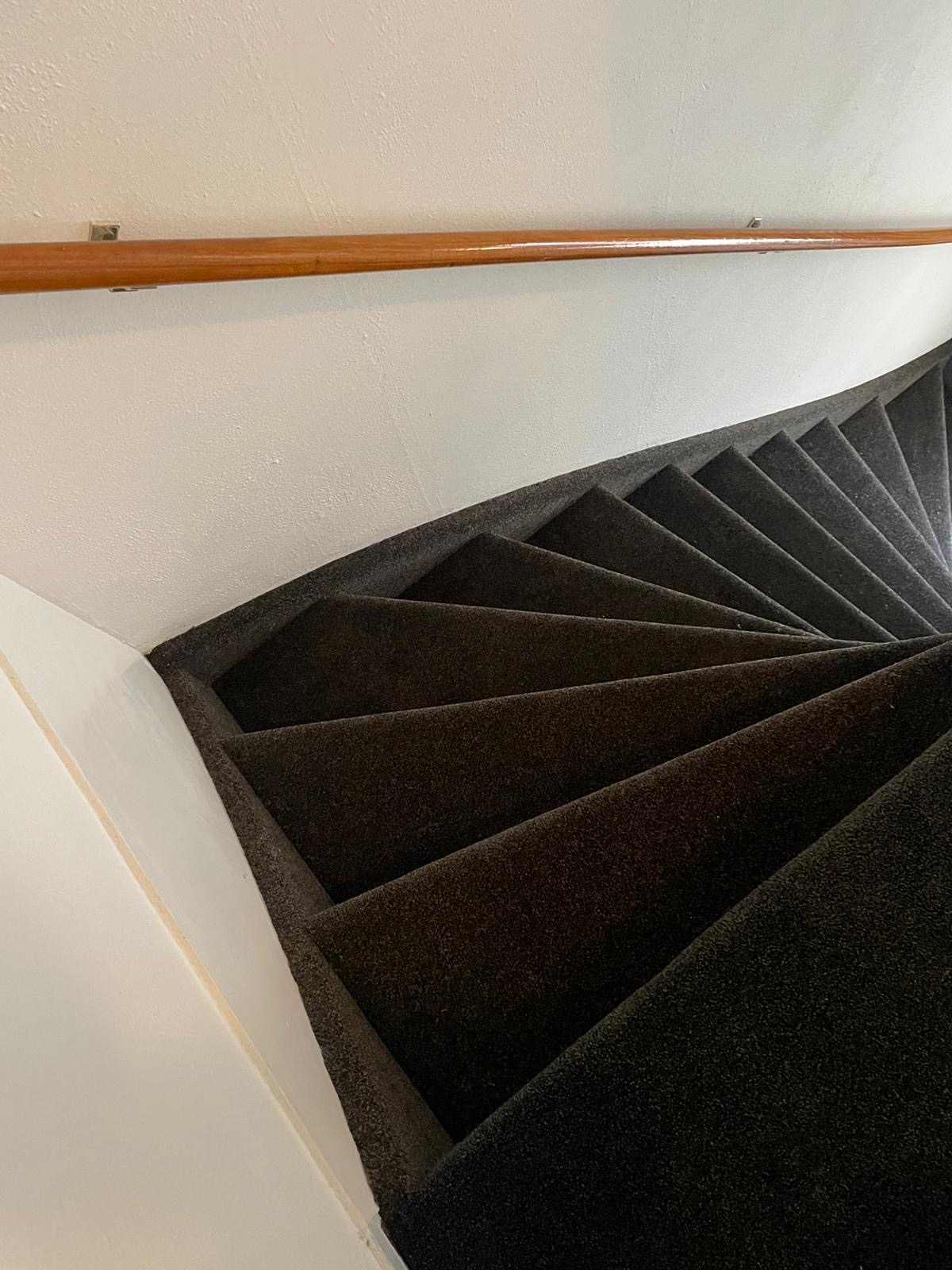 Trap met 2 kleuren tapijt