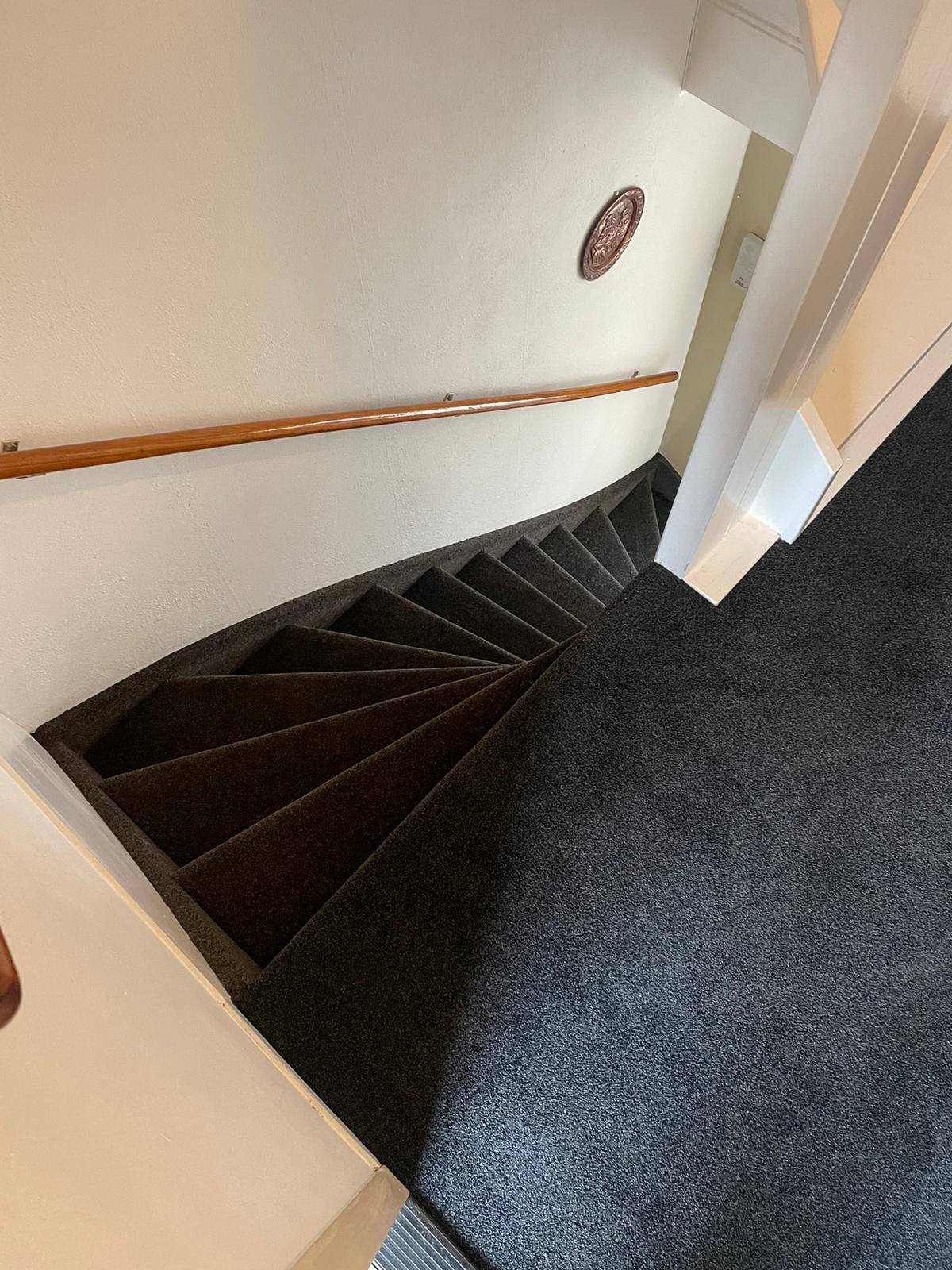 Trap met 2 kleuren tapijt