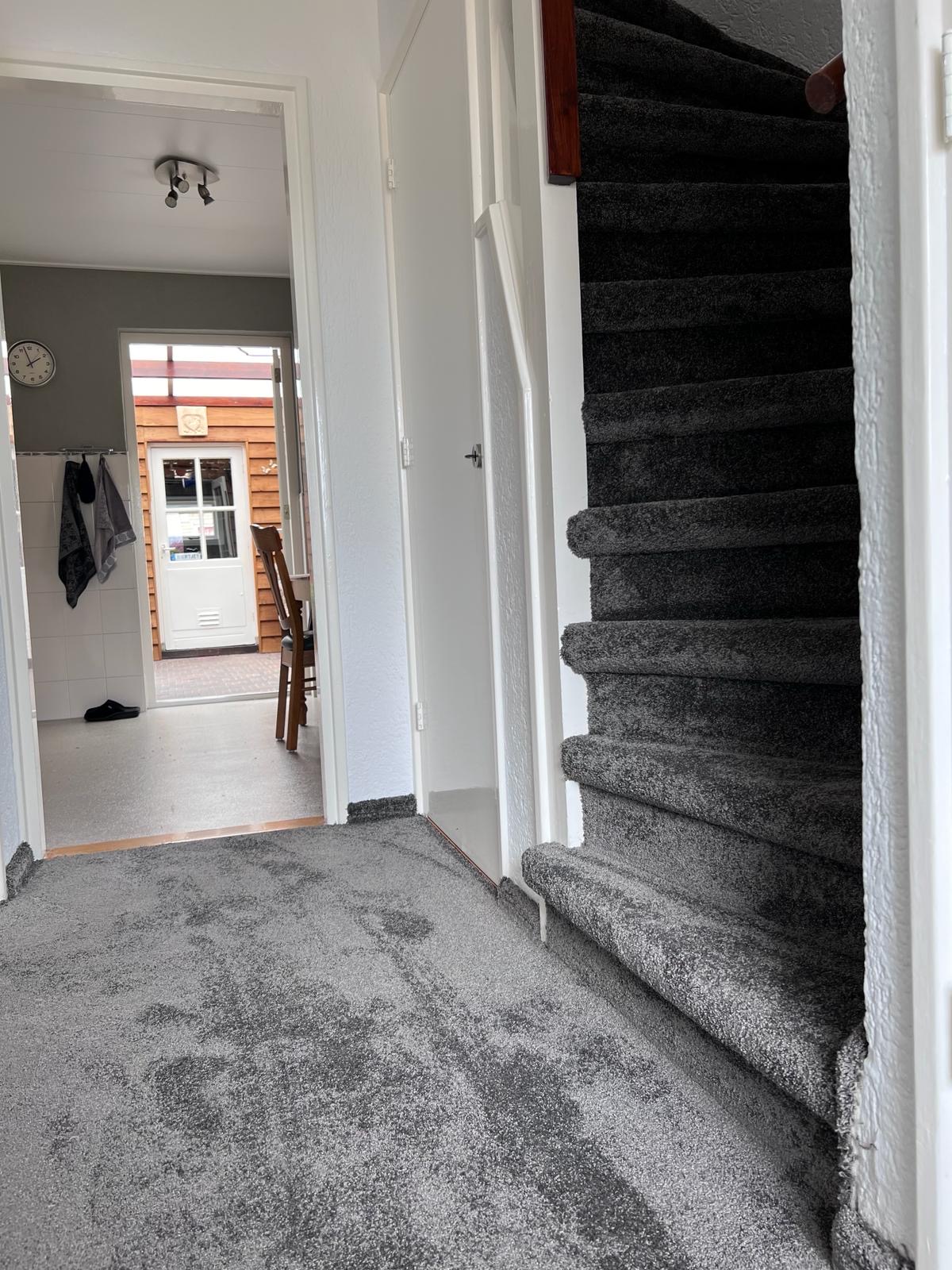 Boven verdieping incl trap met tapijt