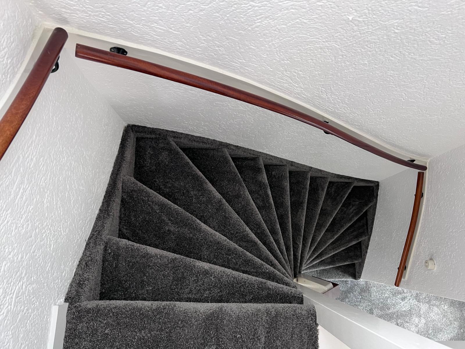 Boven verdieping incl trap met tapijt